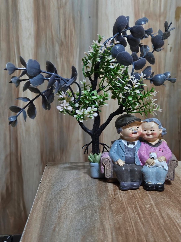 Fityle 1Pair Miniature Fairy Garden Cartoon Old Couple Lovers Ornament Dollhouse - Multicolor, Looking at The Photo